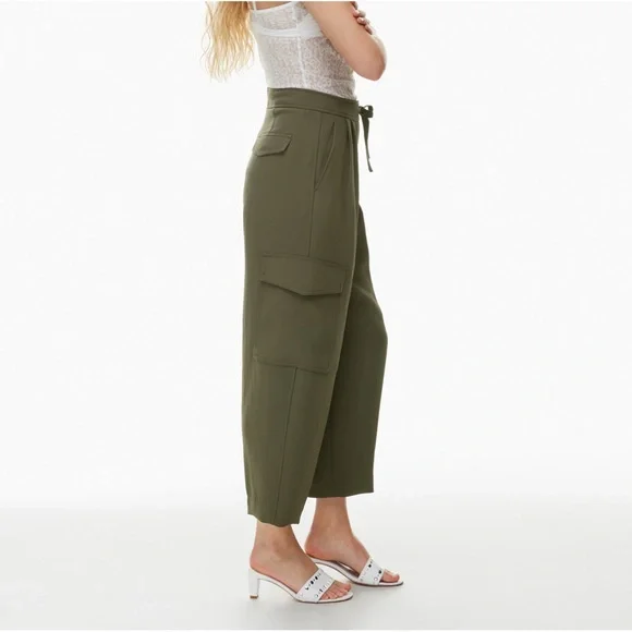 Aritzia Wilfred Shift Cargo PantRelaxed barrel-leg crepe cargo pants